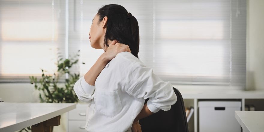 デスクワークによる姿勢の影響